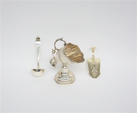 Lotto di argenti composto da una zuccheriera a forma di versatoio munita di...