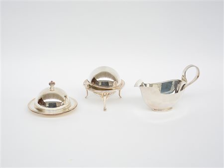 Lotto di un porta caviale in argento, una formaggera 925/1000 completi di...