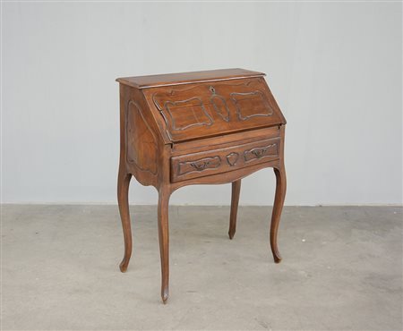 Scrittoio in noce con calzatoia celante cassettini e vani, un cassetto nella...