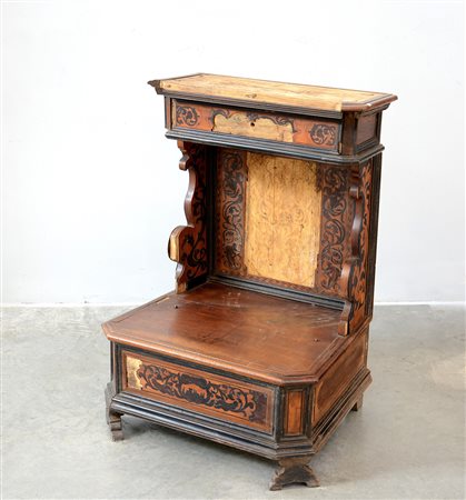 Antico inginocchiatoio decorato a motivi floreali a un cassetto sottopiano,...