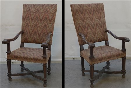 Coppia di poltrone in noce con braccioli mossi terminanti a ricciolo, gambe...