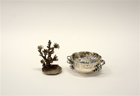 Lotto in argento composto da una ciotola di forma circolare con bordo...