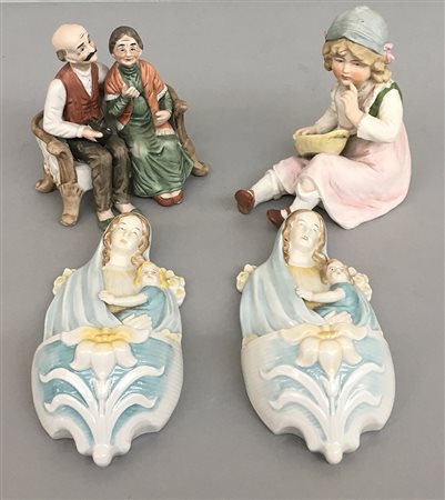 Lotto di due acquasantiere e due sculture in porcellana raffiguranti...