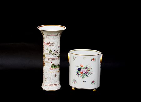 Manifattura Vista Alegre, lotto composto da due vasi in porcellana decorati...