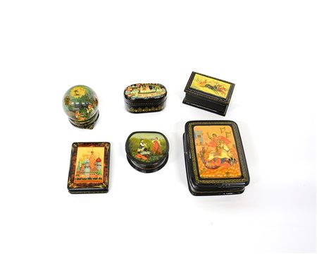 Lotto composto da sei scatoline russe di cui una sferica in legno laccato con...