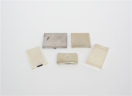 Lotto in argento composto da un porta cipria, tre porta sigarette e un porta...