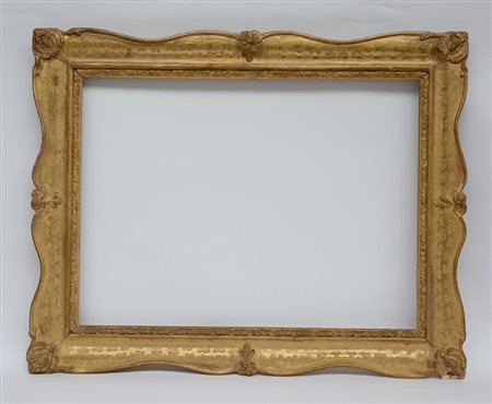 Cornice di forma mossa in legno intagliato e dorato (luce cm 70x53) (difetti...