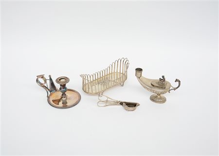 Lotto composto da una bugia, una lucerna in argento, uno spegnimoccolo e un...