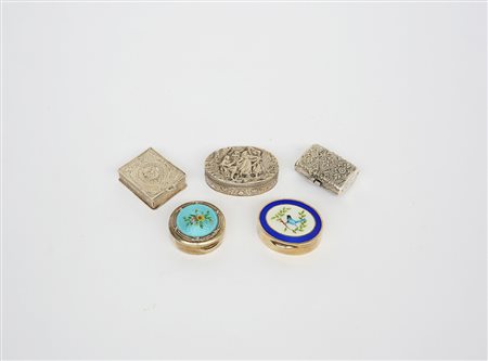 Gruppo di cinque scatoline in argento di cui due con coperchi a decoro...