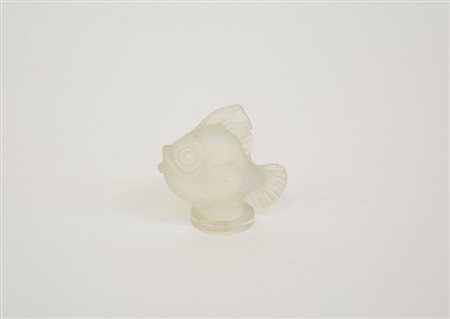Piccola scultura in vetro opalescente raffigurante un pesce firmata Sabino,...