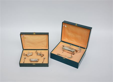 Formaggera in argento con decoro a volute e palmette, completa di cucchiaino...