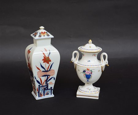 Manifattura portoghese Vista Alegre, lotto di due vasi con coperchi in...