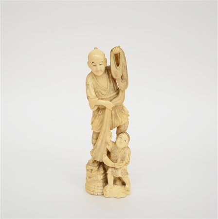 Okimono in avorio raffigurante un pescatore con reti e fanciullo (lievi...