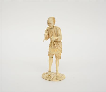 Okimono in avorio raffigurante contadino con cesto, firma sul fondo in...