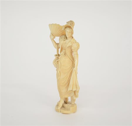 Scultura in avorio raffigurante una dama con ventaglio; prima metà del secolo...