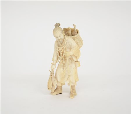 Okimono in avorio raffigurante pescatore con cesta e pesci, firma alla base...