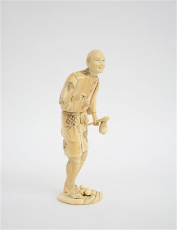 Okimono in avorio raffigurante un contadino con pipa e bisaccia, firma sul...