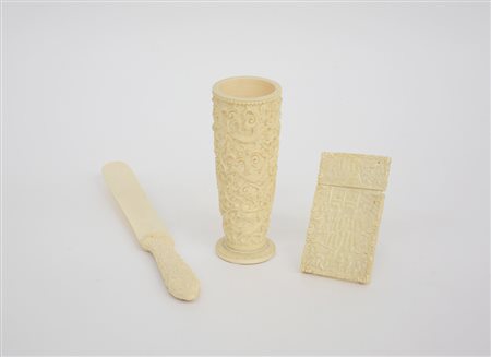 Set da scrivania in avorio intagliato composto da un porta penne, un...