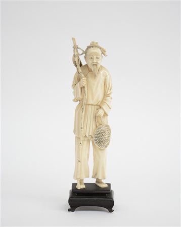 Okimono in avorio raffigurante pescatore, base in legno (lievi...
