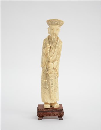 Scultura in avorio raffigurante imperatore con spada, base in legno (lievi...