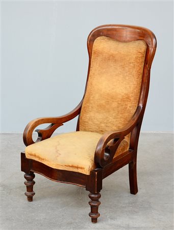 Poltrona in noce con braccioli curvati e gambe anteriori tornite, seduta e...