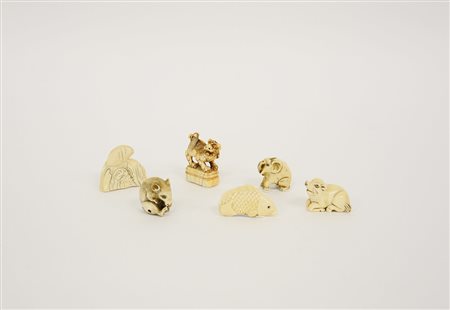Gruppo di sei netsuke in avorio raffiguranti animali, alcuni firmati. Misure...