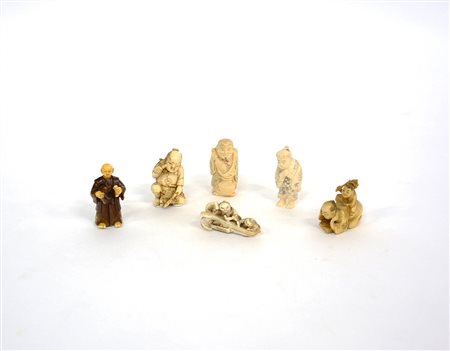 Gruppo di sei netsuke in avorio raffiguranti personaggi, alcuni firmati....