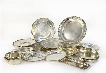 Lotto composto da vari oggetti in argento tra cui piatti, ciotole e...