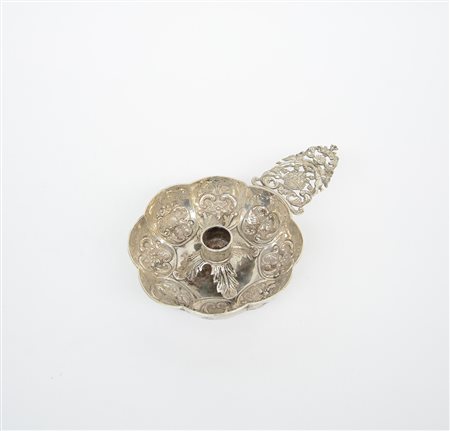 Bugia in argento sbalzato a volute. Olanda fine sec. XIX-inizio sec. XX (l....