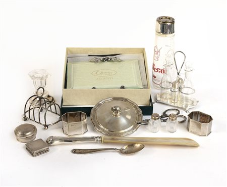 Scatola con oggetti differenti in argento (gr 370 ca.)