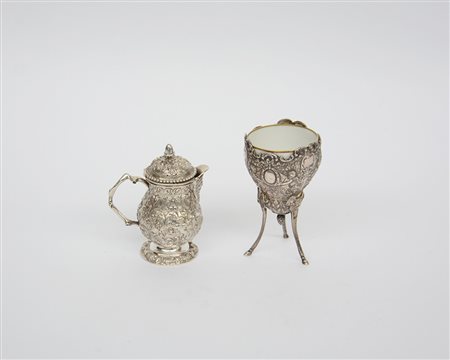 Lotto composto da un portacaviale in argento sbalzato decorato con amorini e...