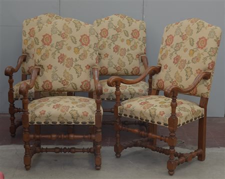 Gruppo di quattro seggioloni in legno in stile seicentesco con gambe e...