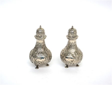 Coppia di saliere in argento sbalzato a decoro rocailles. Olanda, 1892 (h. cm...