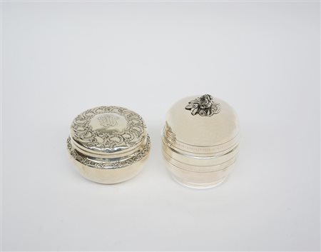 Lotto di argenti composto da una scatola con coperchio sbalzato e con...