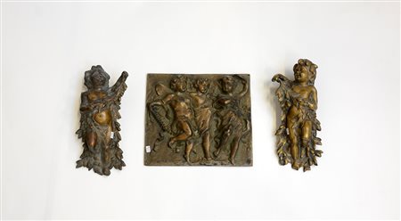 Lotto composto da tre elementi decorativi in bronzo, una placca e due fregi...