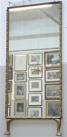 Caminiera in legno intagliato e dorato con cornice decorata a bulinature, due...