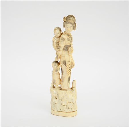 Okimono in avorio raffigurante figura femminile accompagnata da fanciulli...