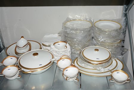 Manifattura tedesca. Servizio completo da dodici in porcellana bianco-creme...