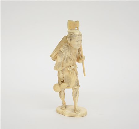 Okimono in avorio raffigurante boscaiolo con ascia e fascina di legno (lievi...