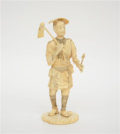 Okimono in avorio raffigurante contadino con zappa, firma sul fondo (difetti...
