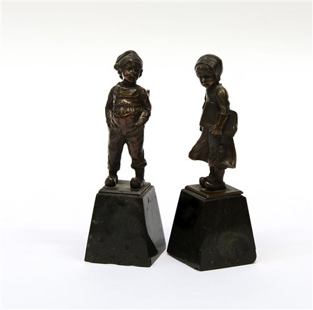 P. Kowalczewski "Scolaretti" coppia di sculture in bronzo su base in marmo (h...