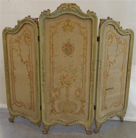 Paravento a tre ante di forma sagomata in legno laccato e parzialmente...