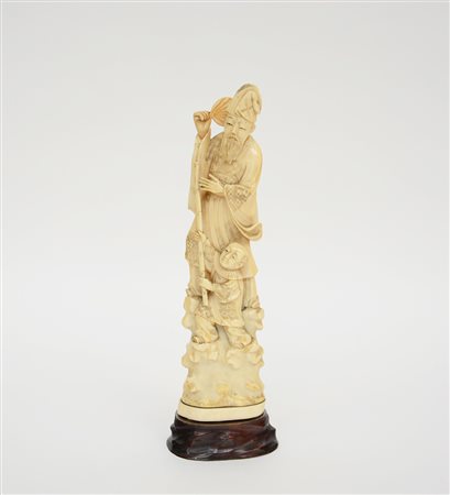 Okimono in avorio raffigurante un saggio con ventaglio e fanciullo con base...