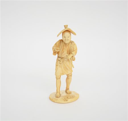 Okimono in avorio raffigurante contadino con cappello, firma alla base (lievi...