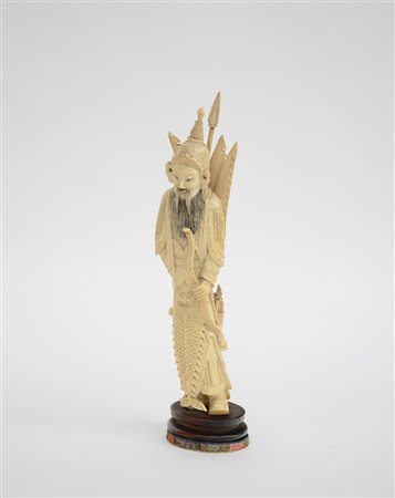 Scultura in avorio raffigurante arcere dalla lunga barba, base in legno...