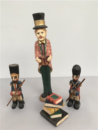 Lotto composto da due sculture in legno dipinto raffiguranti soldati, una...