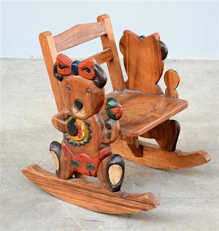 Sedia a dondolo per fanciullo in legno, con montanti sagomati a forma di...