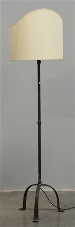 Candeliere da terra tripode in ferro battuto, montato a luce elettrica (h cm...