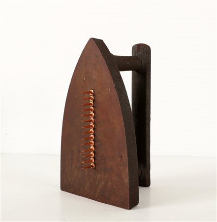 MAN RAY (1890 - 1976) Cadeau. Ferro. Cm 17,00 x 10,00 x 10,00. 3749/5000....