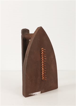 MAN RAY (1890 - 1976) Cadeau. Ferro. Cm 17,00 x 10,00 x 10,00. 3953/5000....